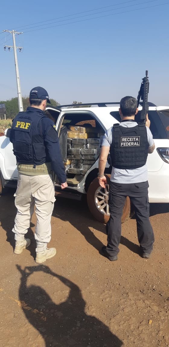 Suspeito foge de abordagem policial por 20 km e abandona carro com adolescente