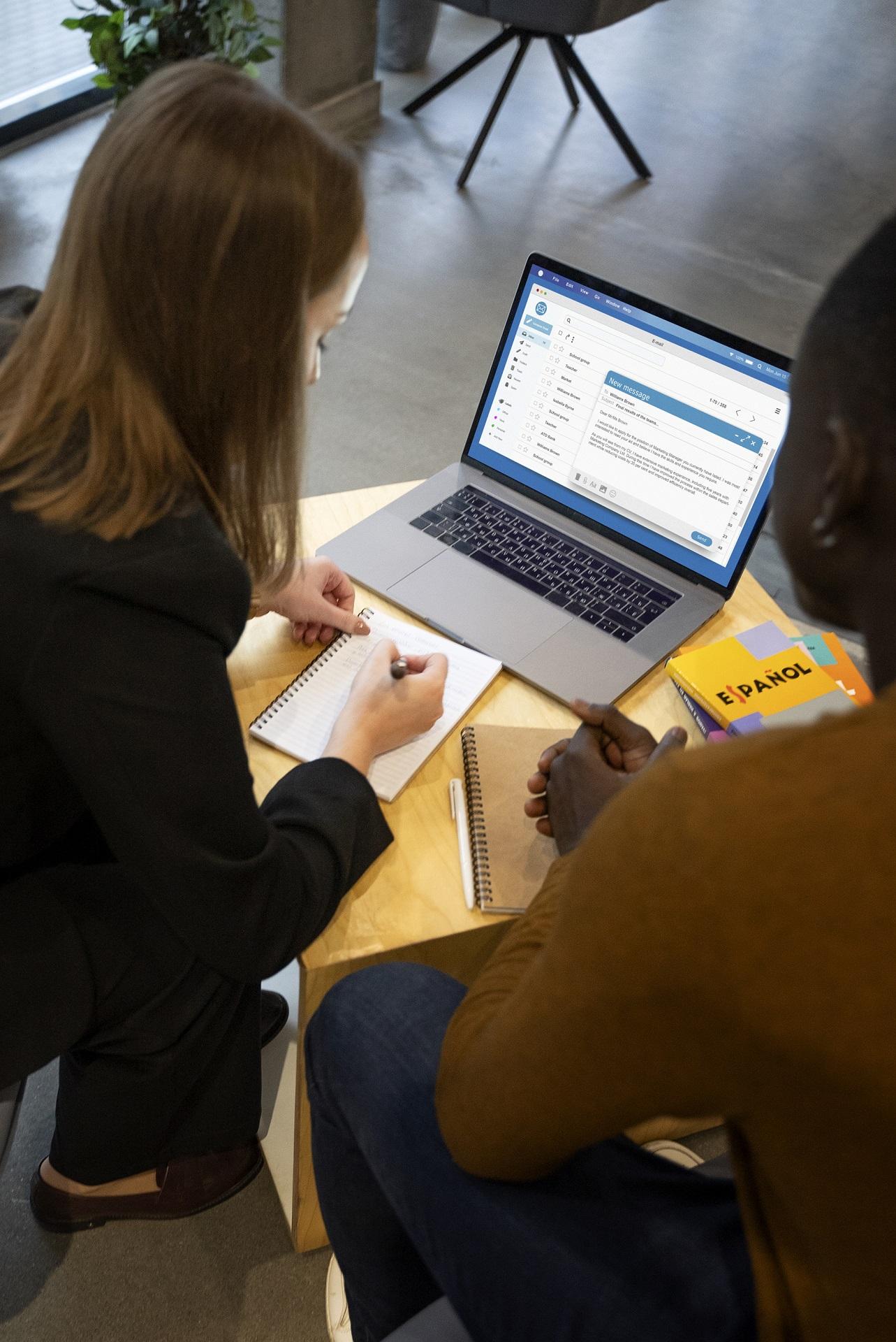 Como concorrer a vagas com salários em dólar sem sair de casa