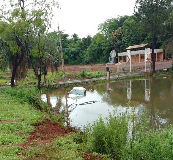 Carro cai em represa após acidente na PRC-158
