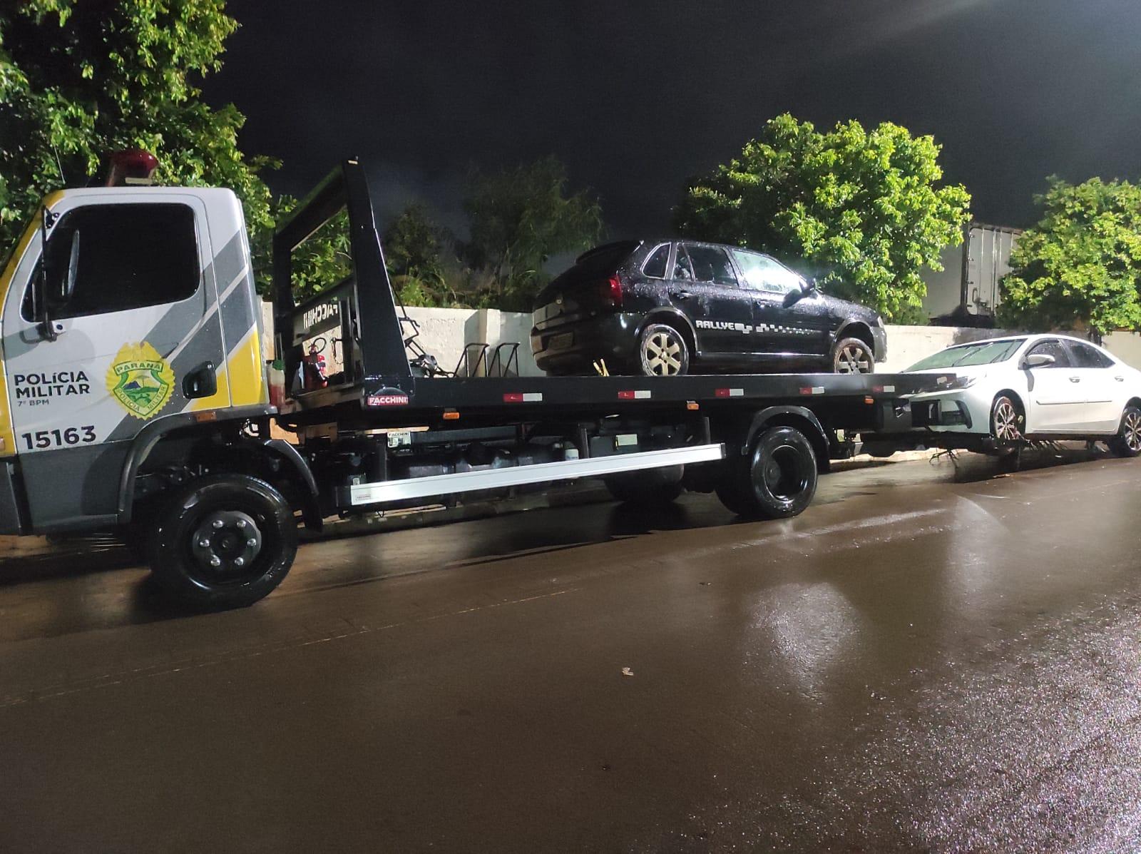 Polícia encontra quatro veículos abandonados em estrada rural, dois com alerta de furto