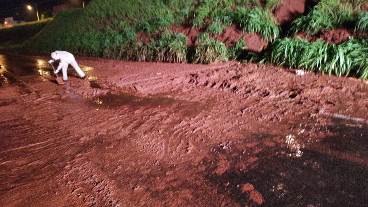Chuva provoca deslizamento de terra no Contorno Norte