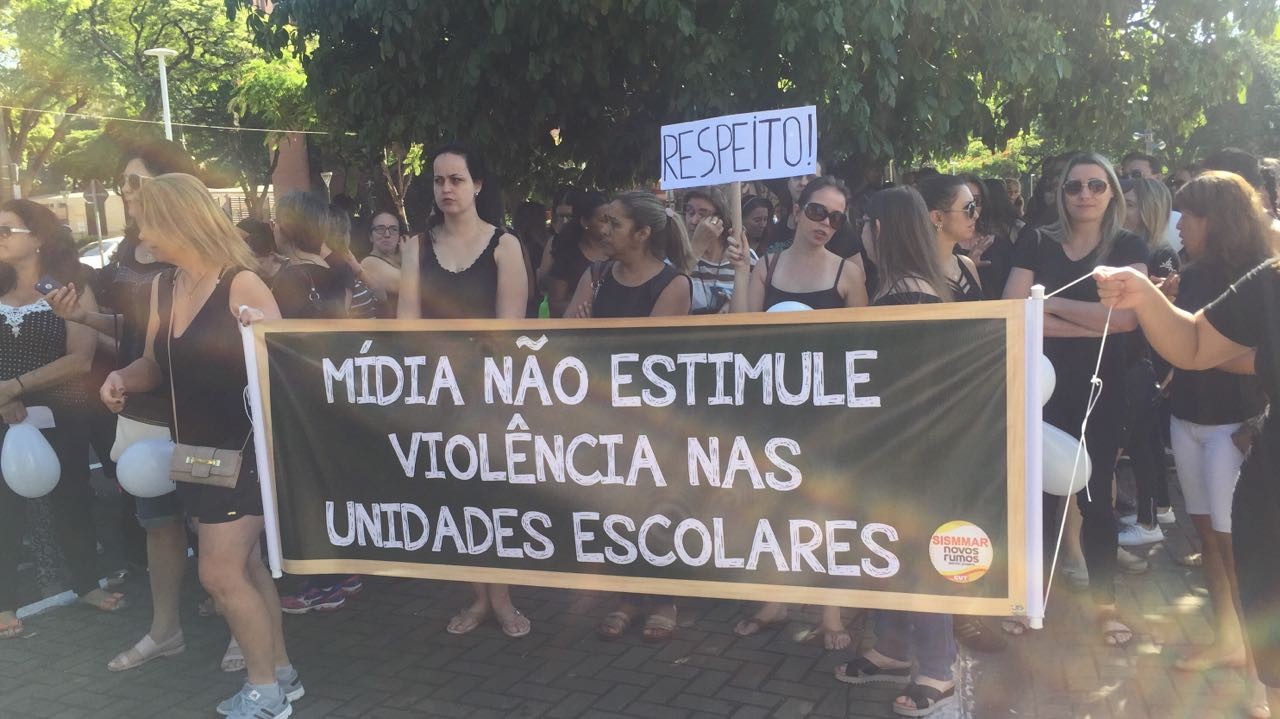 Profissionais da educação protestam em Maringá