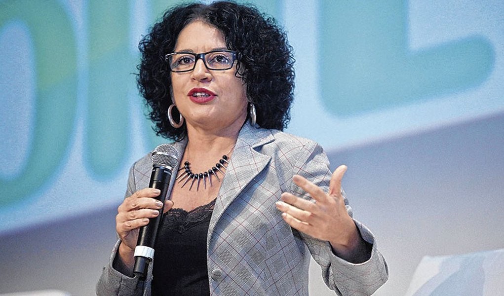 “Educação não resolve tudo”, diz a psicanalista e filósofa Viviane Mose