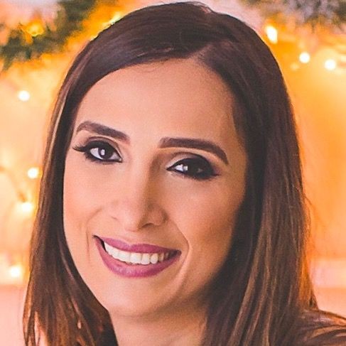 Escritora Samia Wardani lança volumes 1 e 2 do livro ‘O que não ficou para trás’ em Maringá