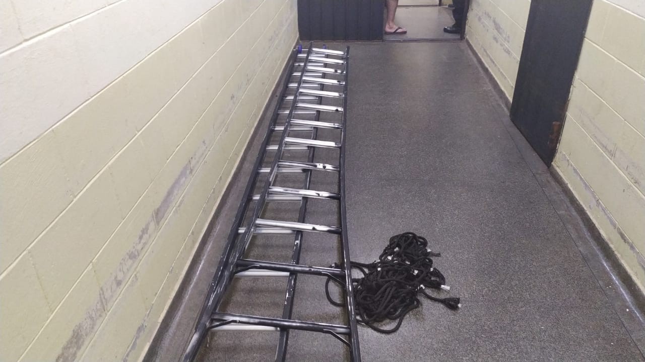 Usando uma escada, homem tenta jogar objetos no interior de uma penitenciária