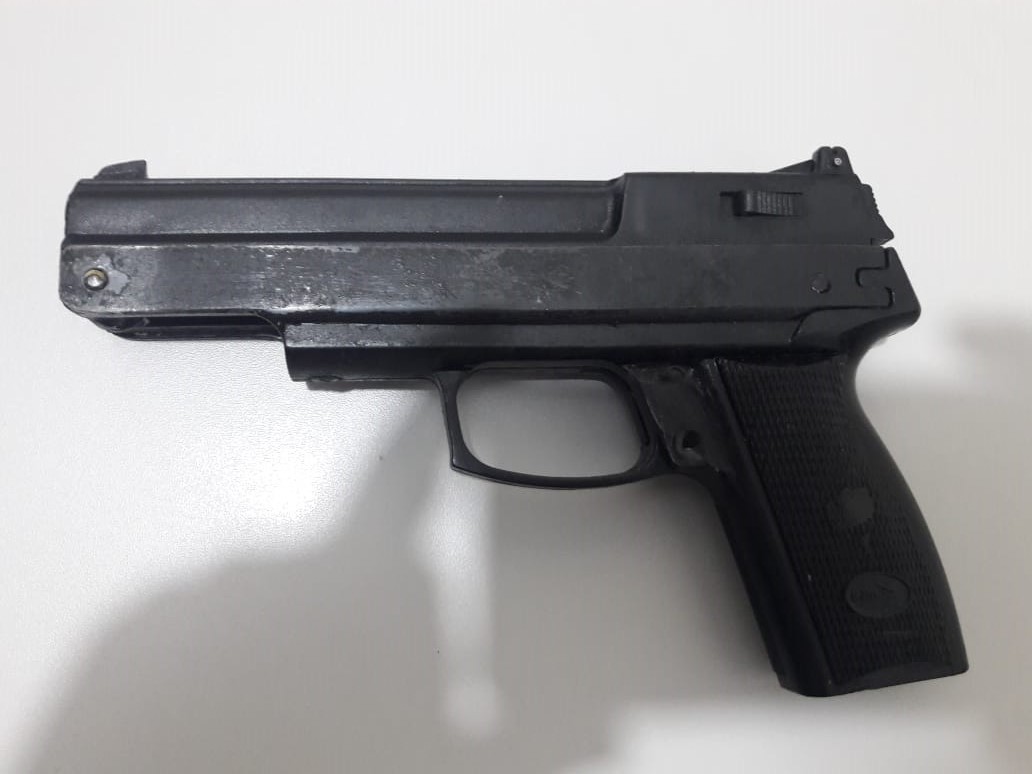 Assaltantes são presos em flagrante depois de roubar caminhonete