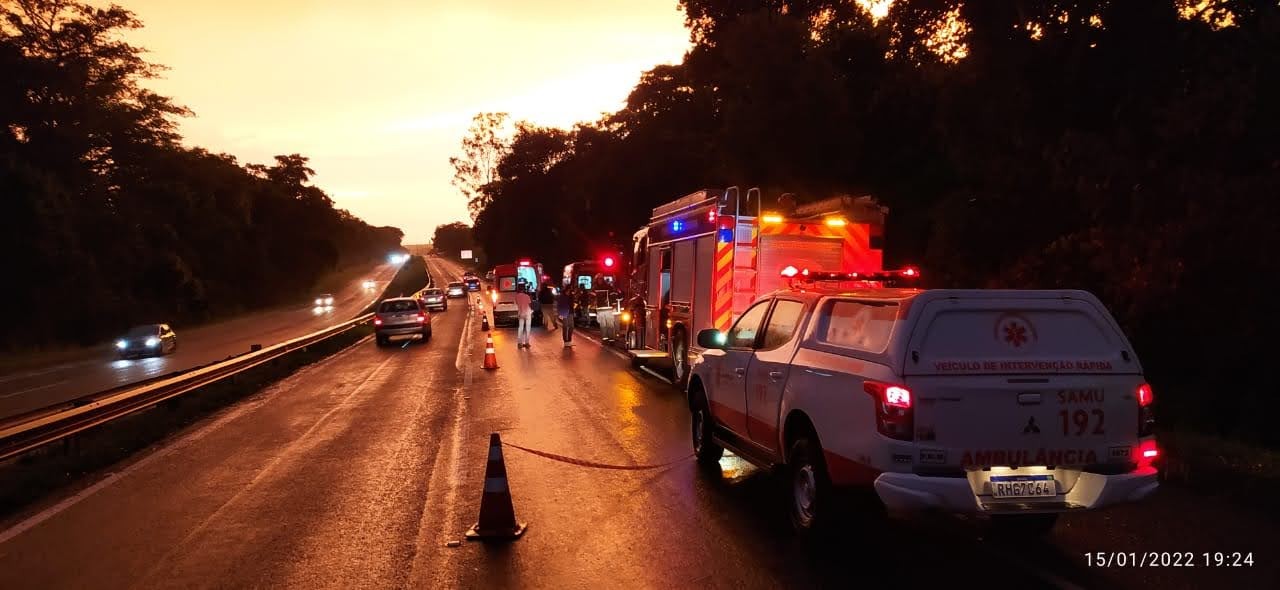 Carro capota e cai em ribanceira perto do aeroporto de Maringá