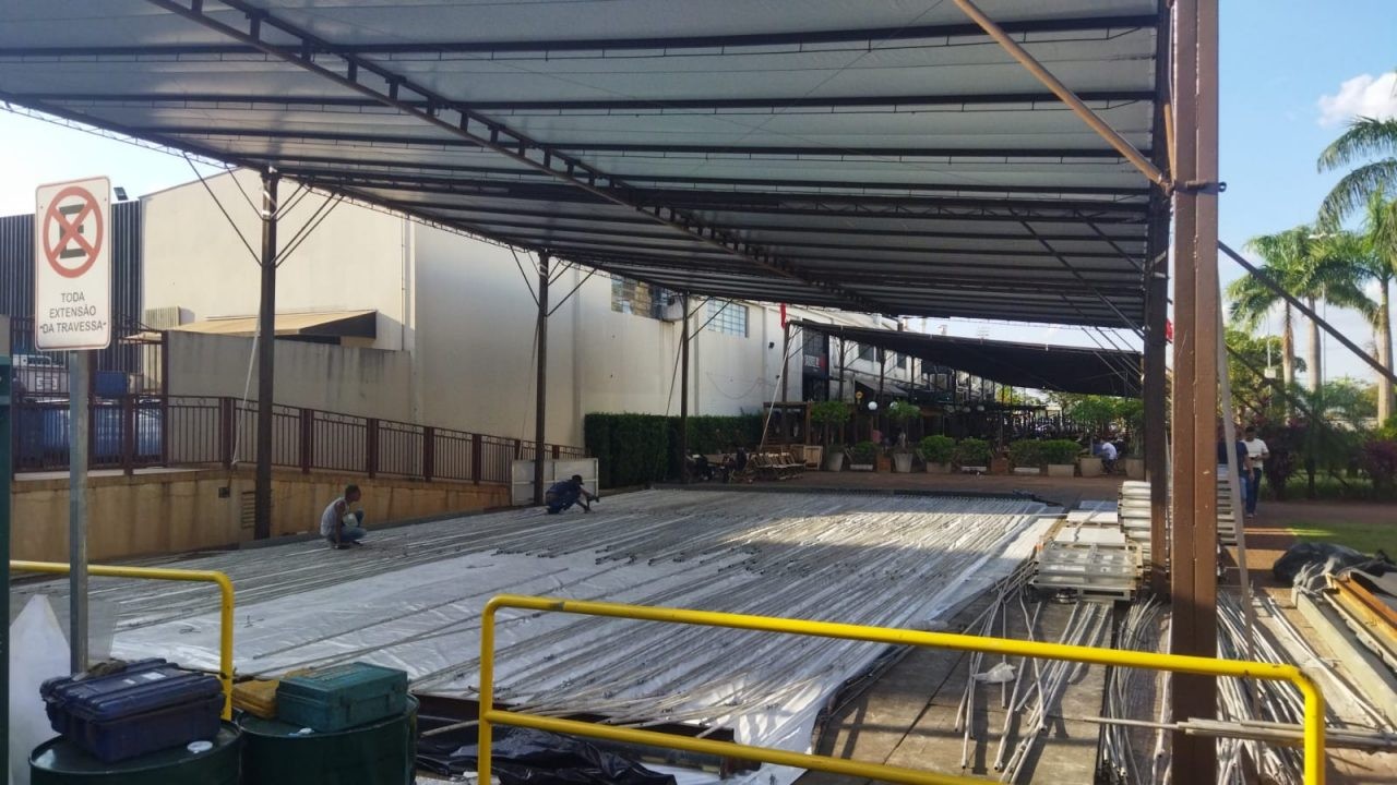 Pista de patinação no gelo começa a ser montada para a Maringá Encantada