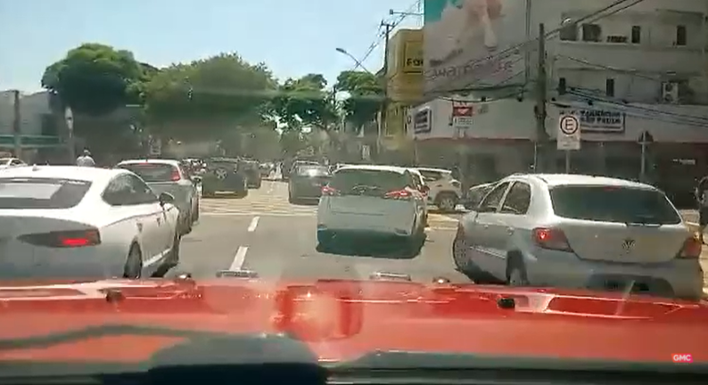 Como dar passagem a veículos de emergência? Bombeiro relata dificuldade e dá orientações