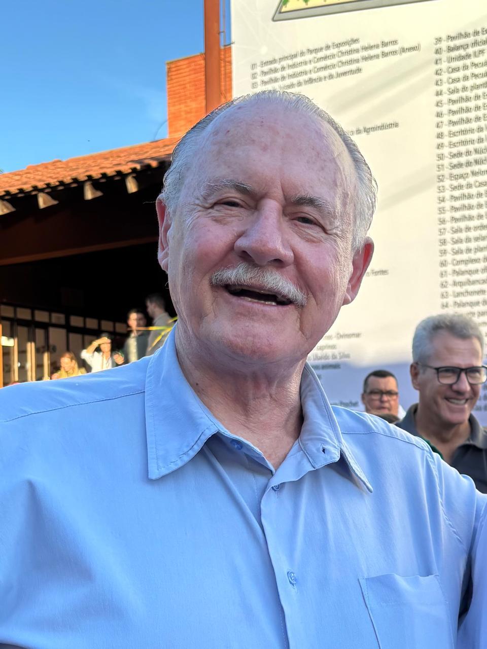 Ex-governador Orlando Pessuti frequenta a feira desde a década de 70