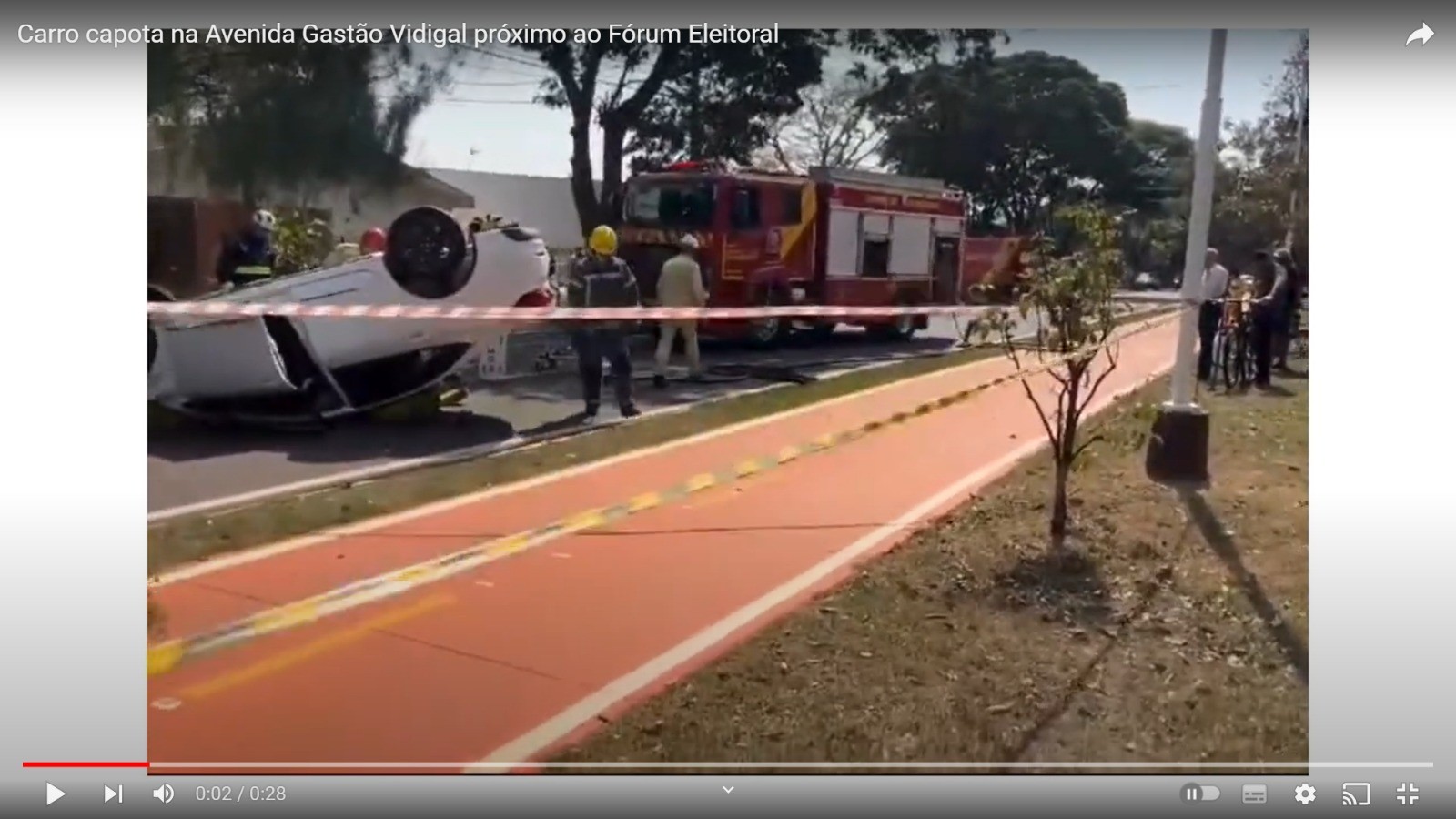 Carro capota na Avenida Gastão Vidigal; veja imagens