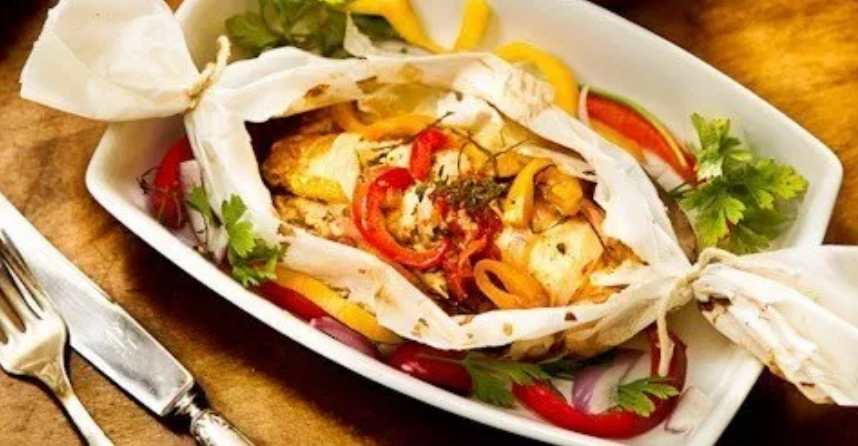 Papelote de peixe com legumes é receita leve para o verão