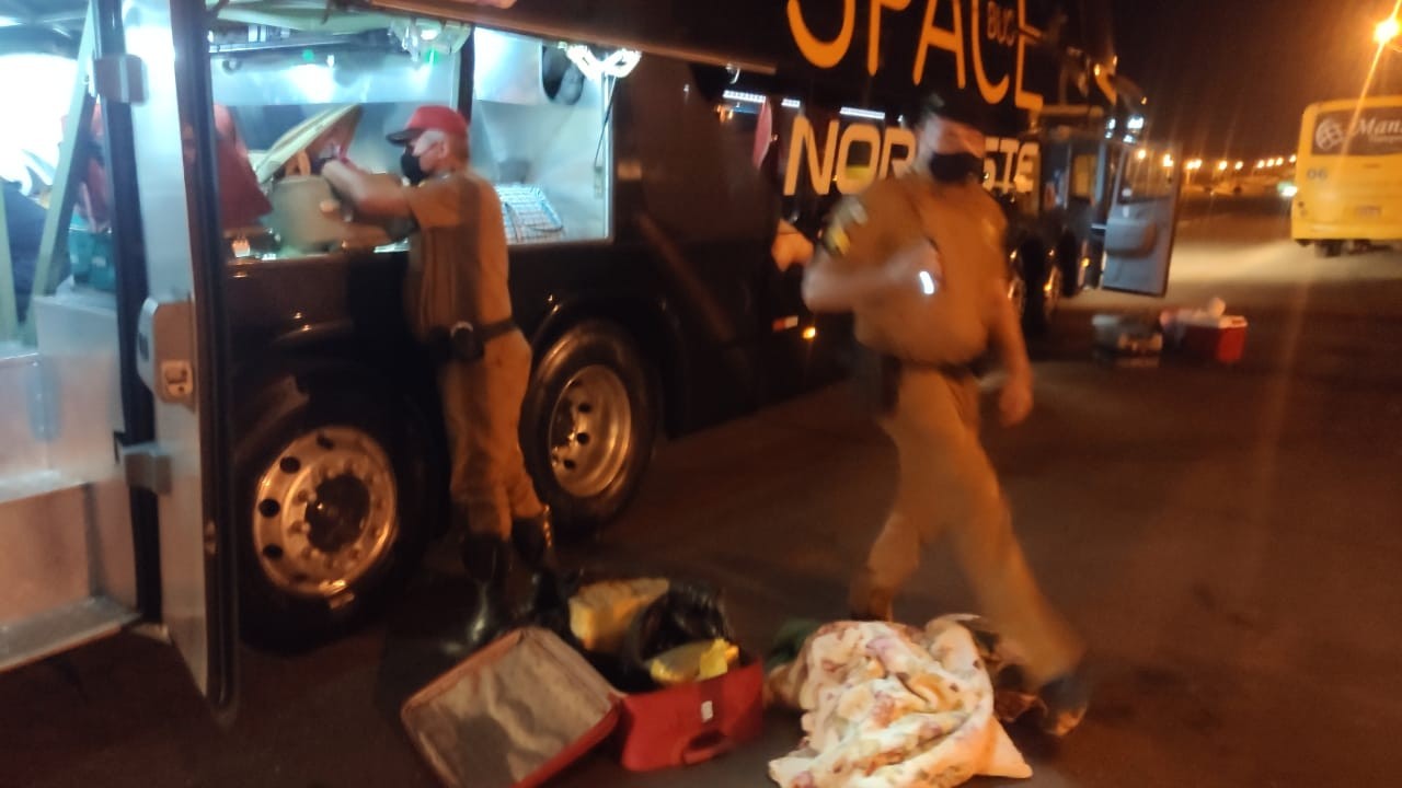 PRE apreende 20 kg de maconha em ônibus de linha na PR-317
