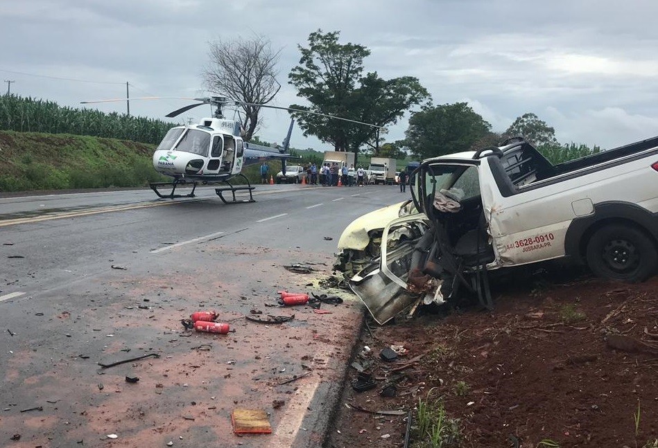 Batida entre carros deixa quatro feridos na PR-323, em Doutor Camargo