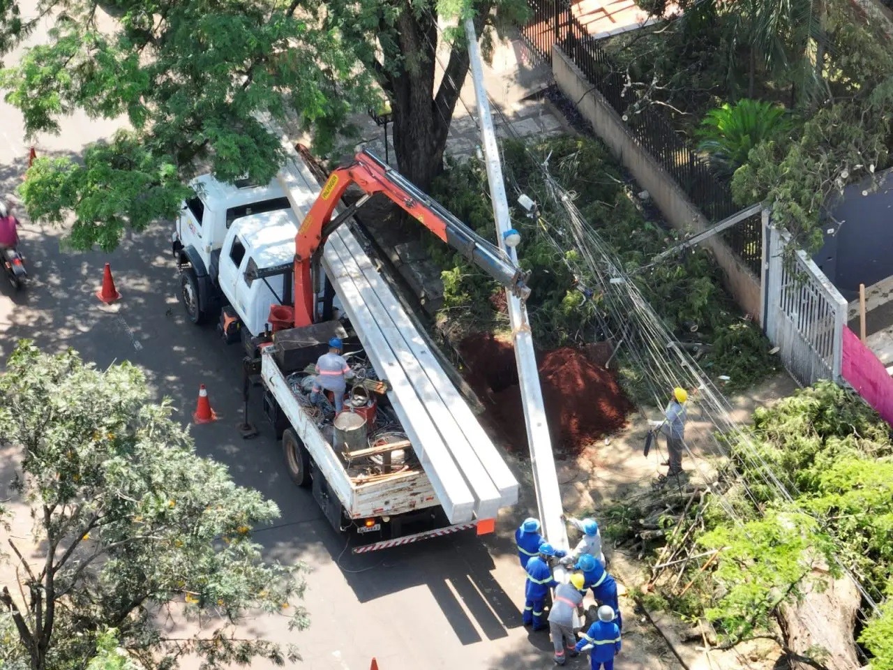 Mutirão com mais de 400 eletricistas reconstrói redes de energia