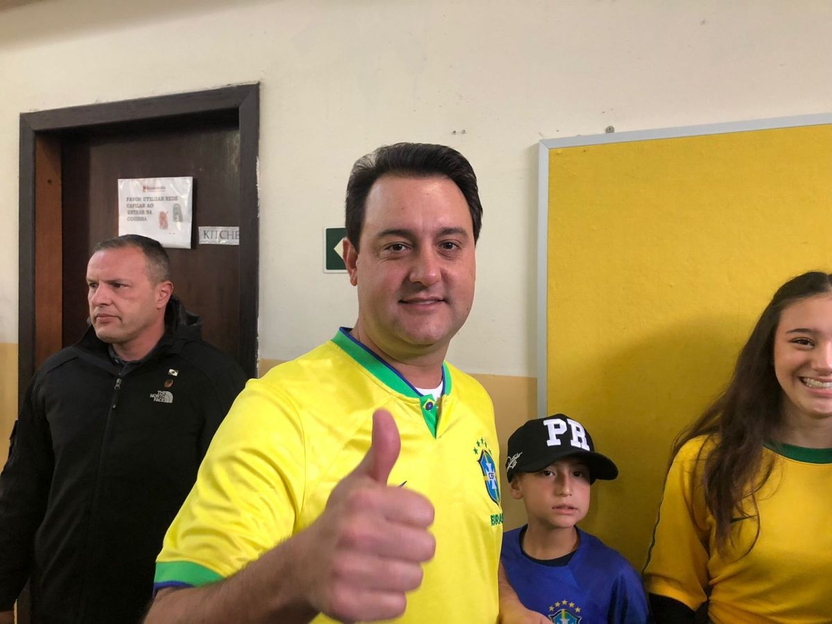 Ratinho Junior vota em Santa Felicidade e reafirma apoio a Bolsonaro