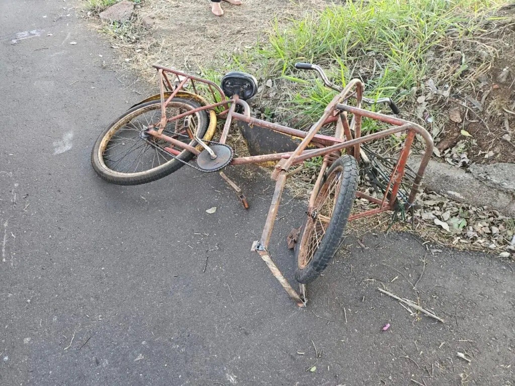Batida entre carro e bicicleta deixa idoso ferido em estado grave