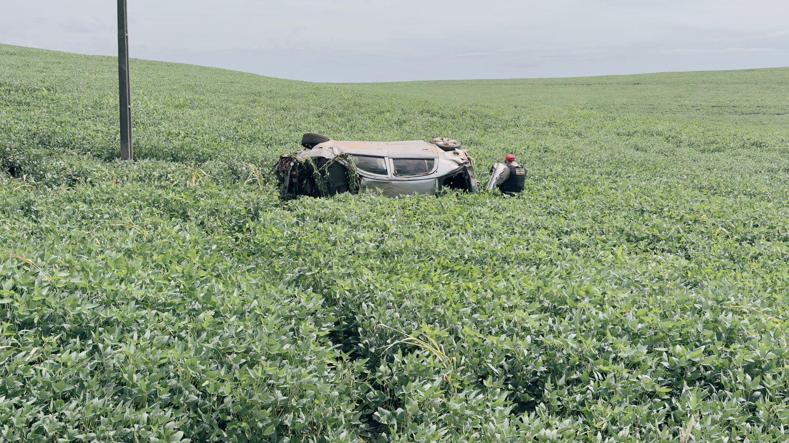 Carro capota e motorista morre na PR-082