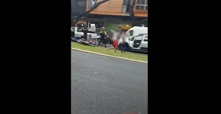 Motociclista foge de blitz, sofre acidente e tenta fugir a pé