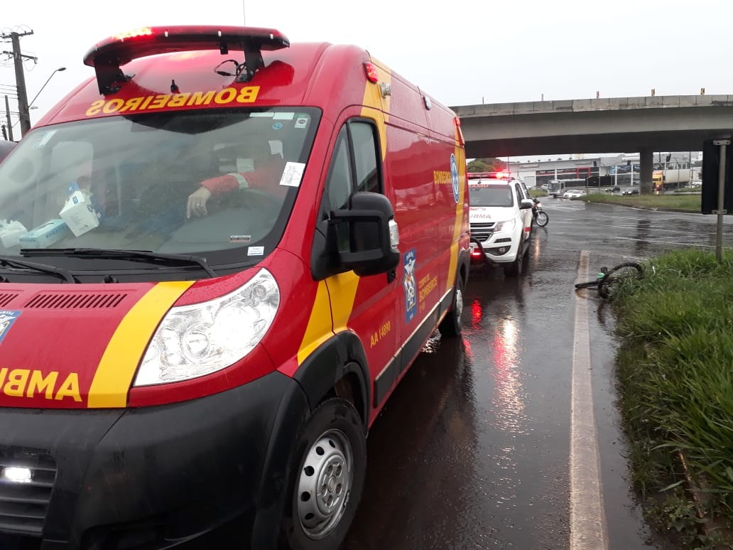 Ciclista fica gravemente ferido em acidente com carro na Avenida Colombo