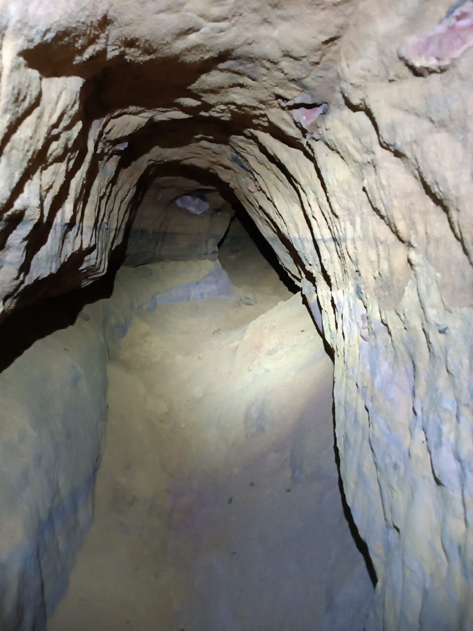 Descobertas novas passagens em gruta usada durante o regime militar