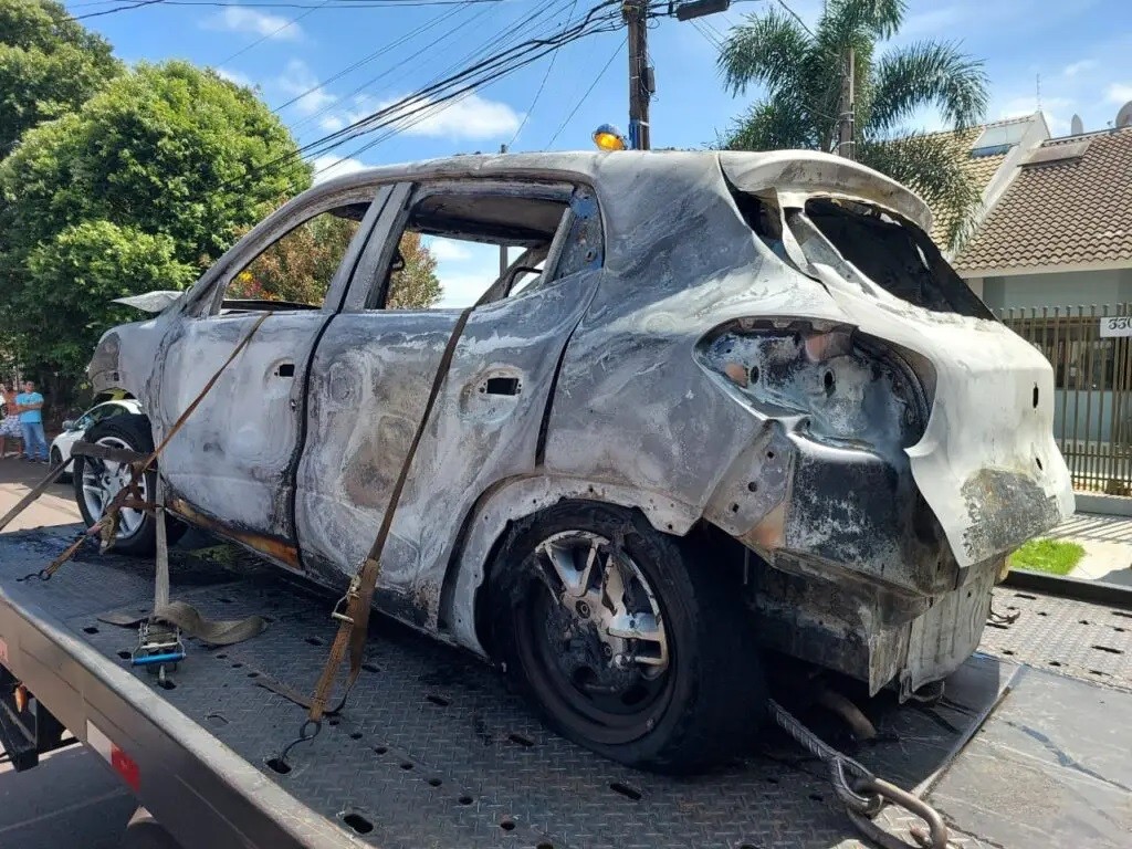 Carro encontrado incendiado foi usado em assassinato no Jardim Alvorada; vítima é identificada