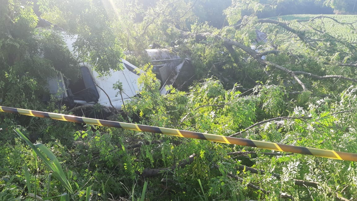 Acidente entre duas carretas deixa três pessoas feridas