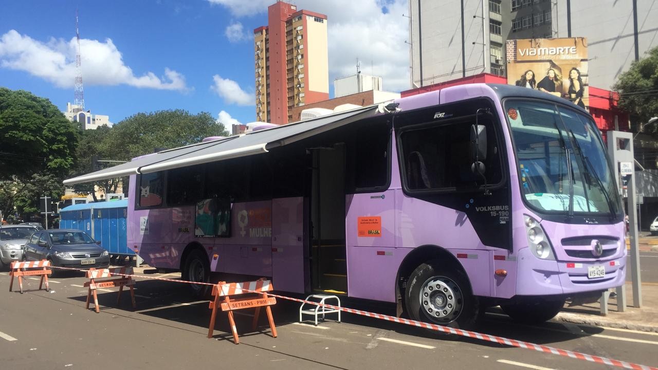 Ônibus lilás reforça a atenção às mulheres em situação de violência