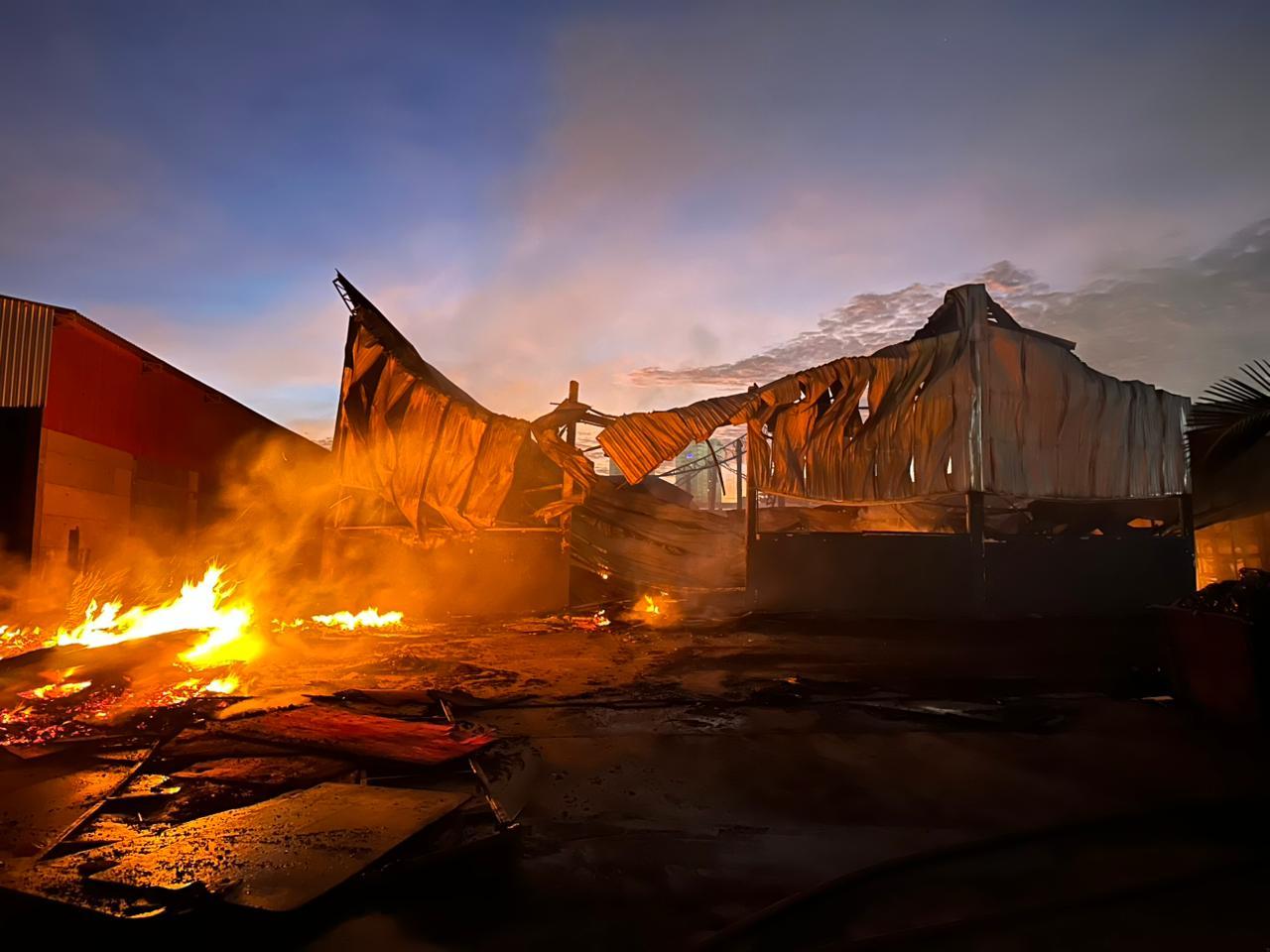 Incêndio em distribuidora de peças está controlado, mas estrutura colapsou
