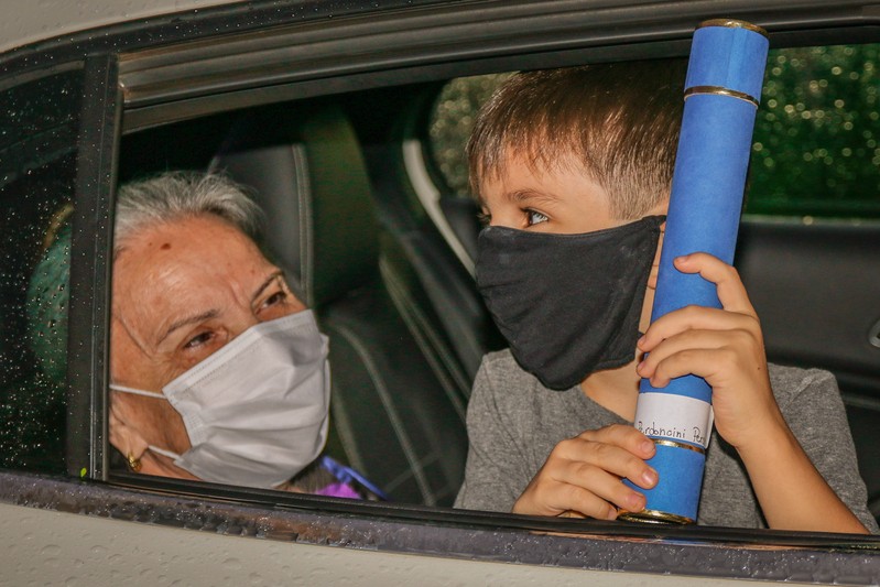 Escola de Maringá realiza formatura drive-thru