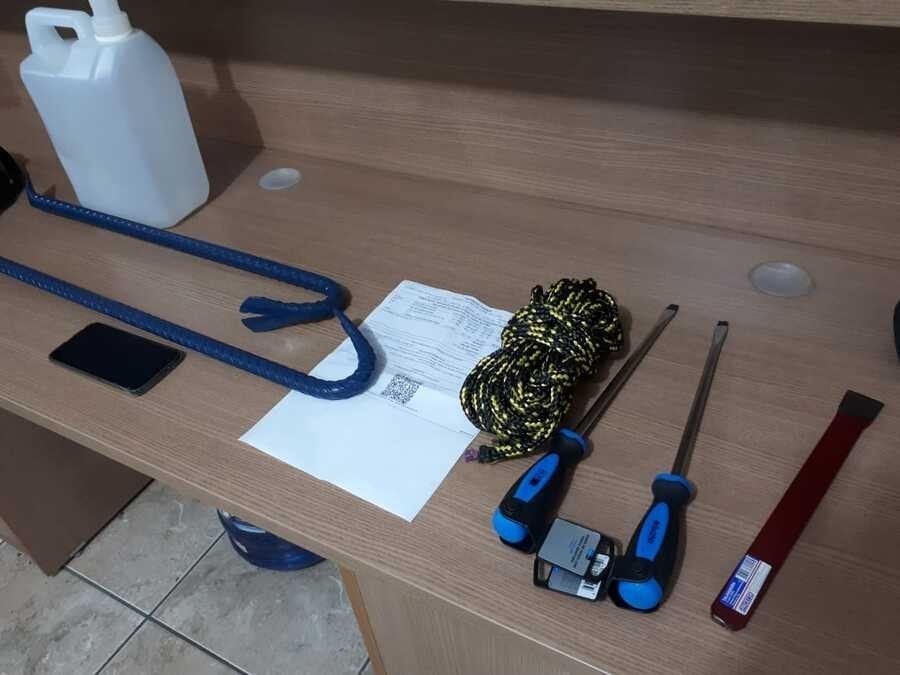 Juiz arbitra fiança de mais de R$ 100 mil a trio que arrombou prédio