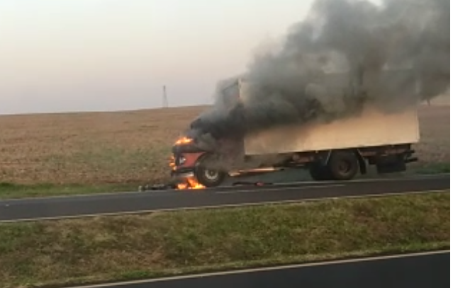 Motociclista fica em estado grave e caminhão pega fogo após acidente na PR-317, em Floresta