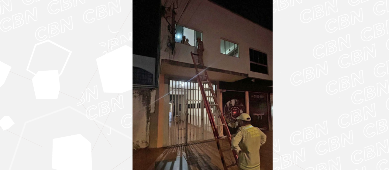 Bombeiros entram em imóvel pela janela e retiram bebê deixado sozinho