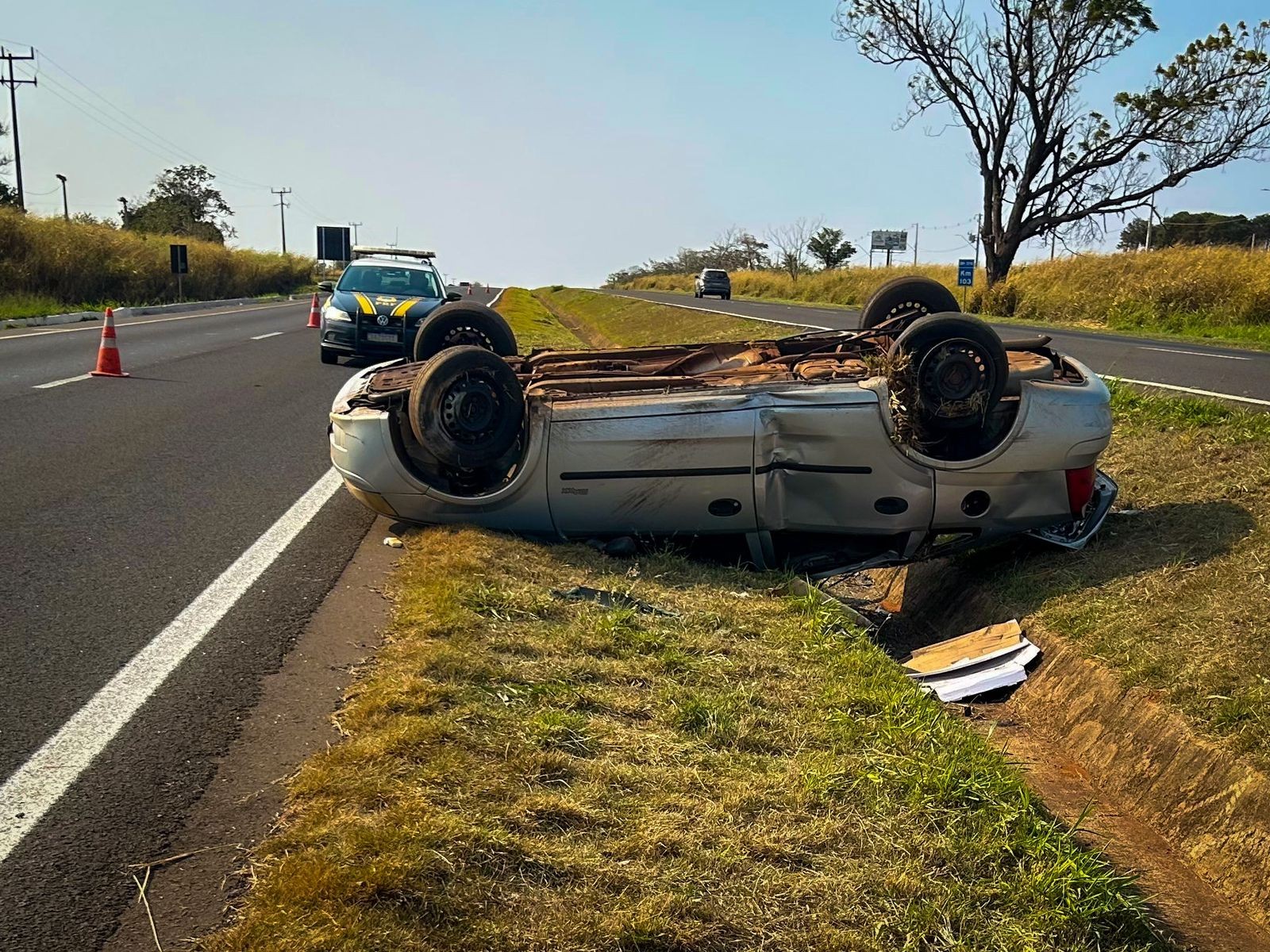 Três pessoas ficam feridas em capotamento na BR-376, em Paranavaí