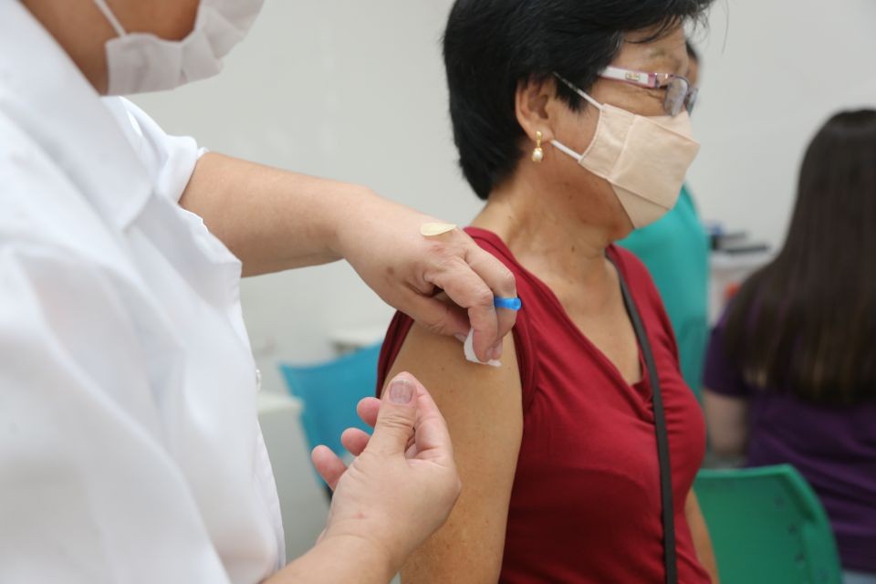 Maringá começa a aplicar vacina bivalente em  trabalhadores da saúde