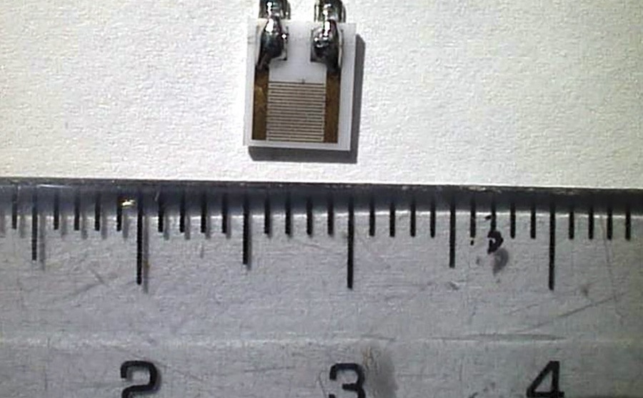 Sensor se parece com um chip e tem meio centímetro de tamanho, segundo o inventor - Foto: Divulgação