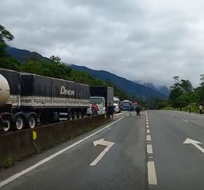Caminhoneiros seguem bloqueando mais de 70 pontos em estradas federais e estaduais no Paraná