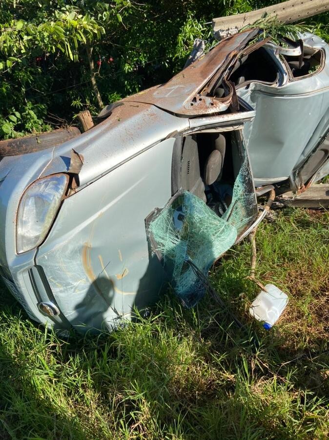 Motorista morre após colidir carro contra poste na PR-180, em Moreira Sales