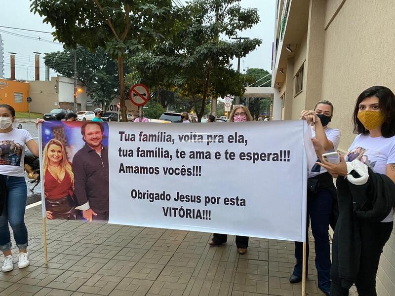 Irmãos com Covid-19 recebem alta juntos e ganham homenagem em Maringá