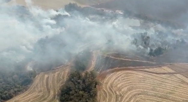 Bombeiros continuam o combate ao grande incêndio que atinge plantações na região