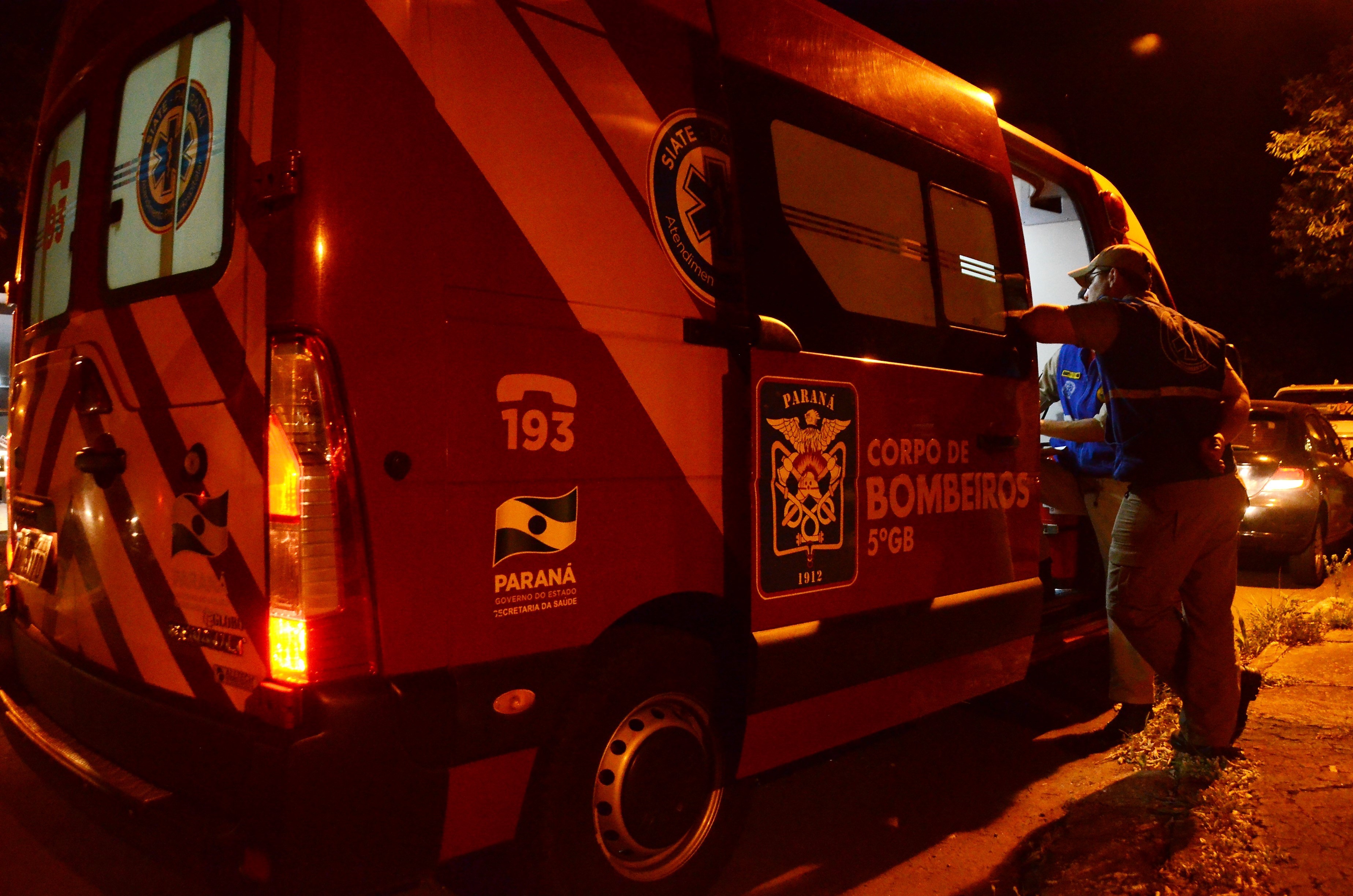 Motociclista bate em traseira de caminhão na PR-317