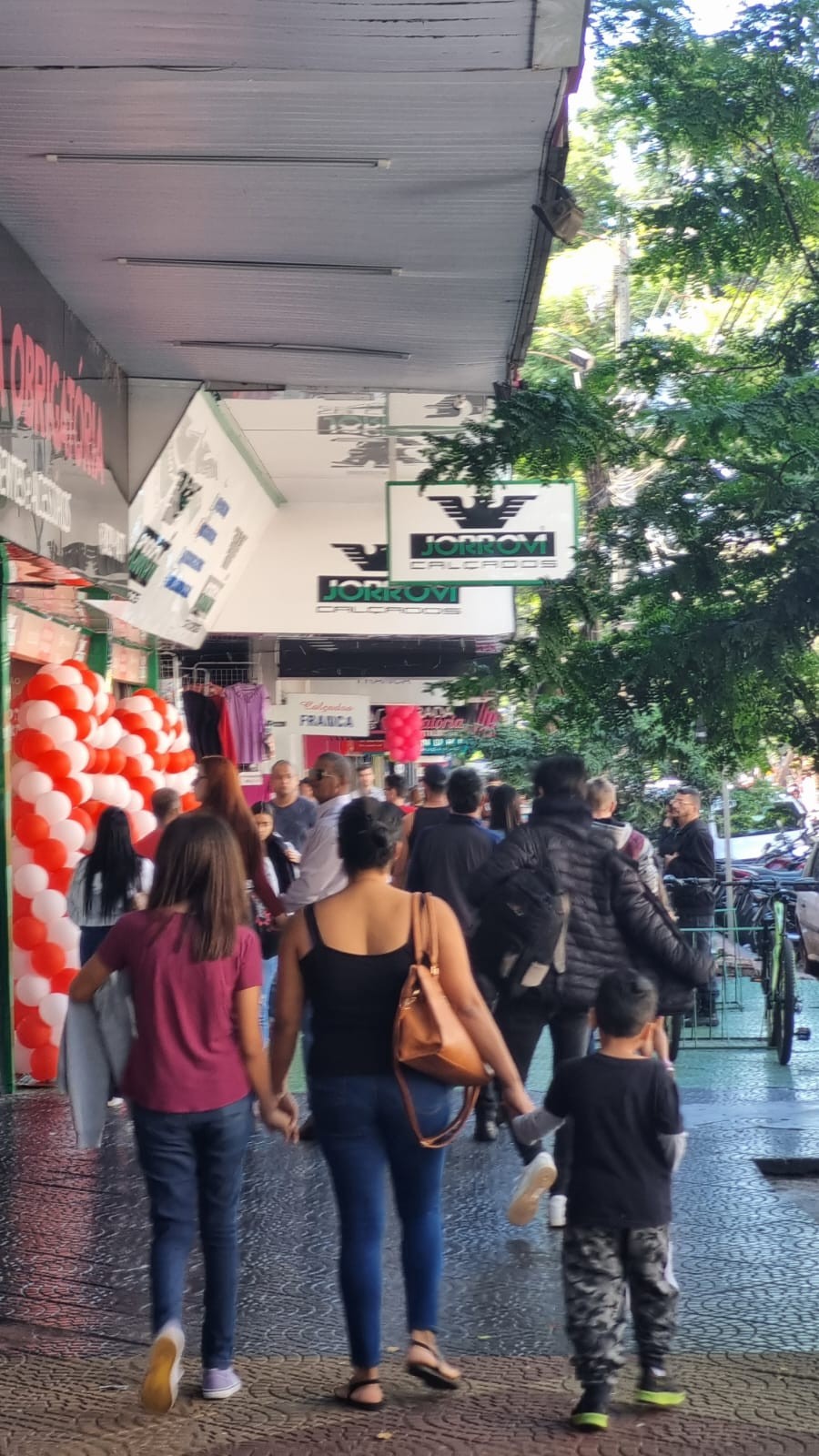 Véspera de Dia das Mães movimenta comércio em Maringá