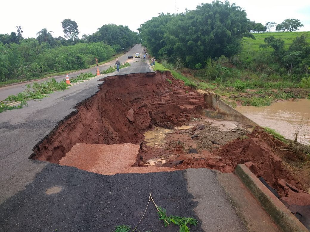 Trecho da PR-482, entre Nova Olímpia e Maria Helena, está interditado