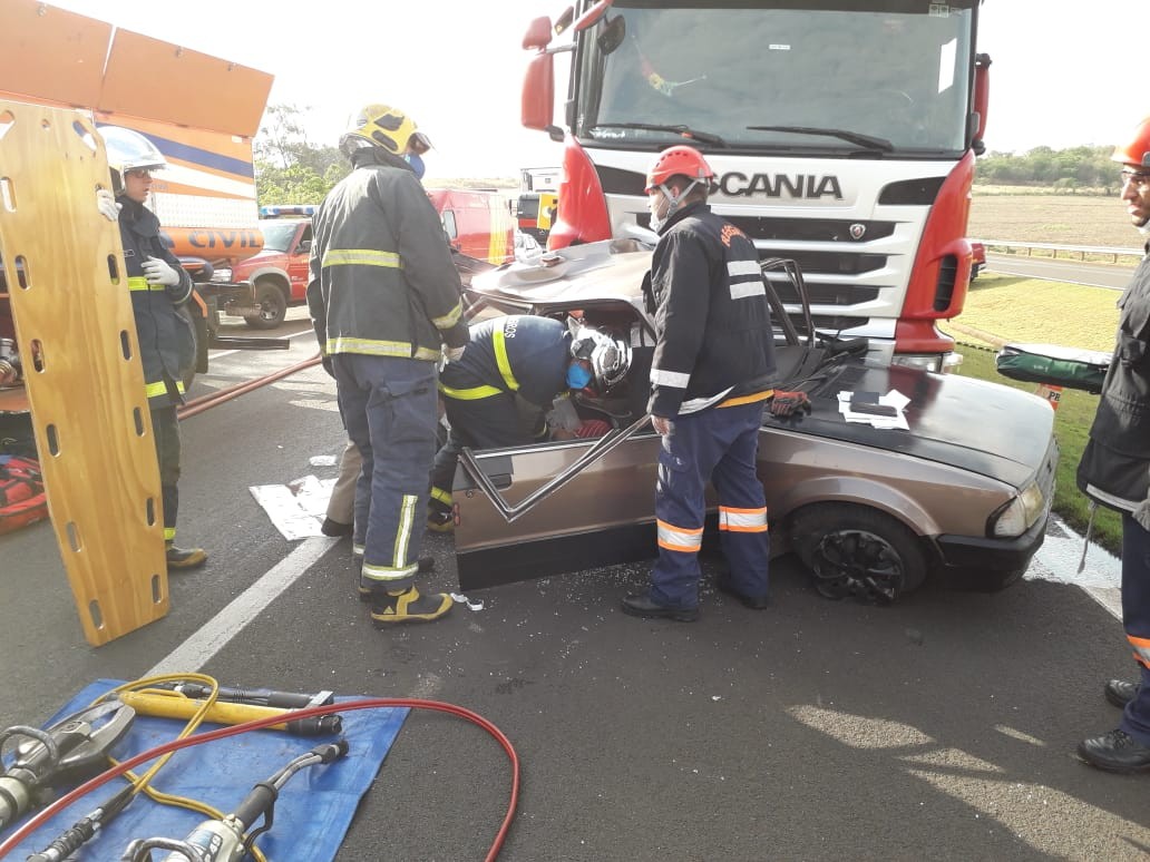 Bombeiros atendem grave acidente no Contorno de Mandaguari