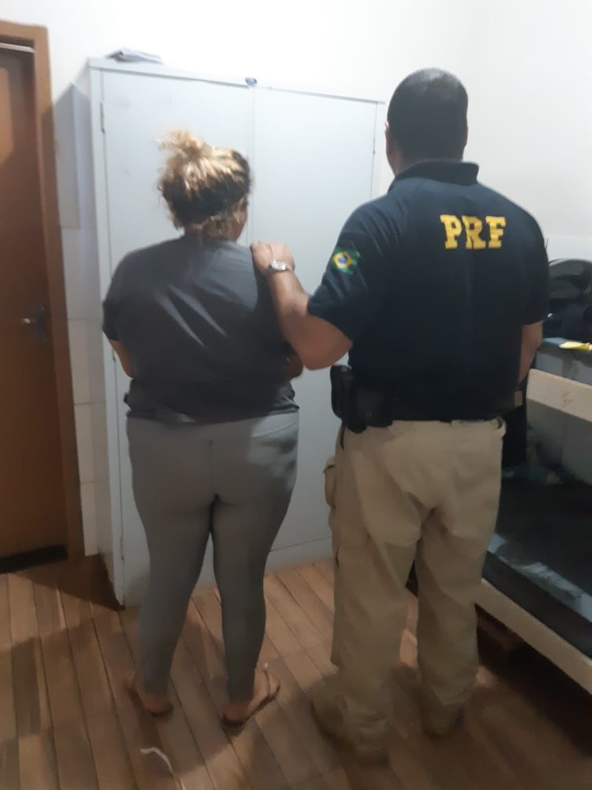Mulher é presa por tráfico de drogas e falsidade ideológica após ir à polícia