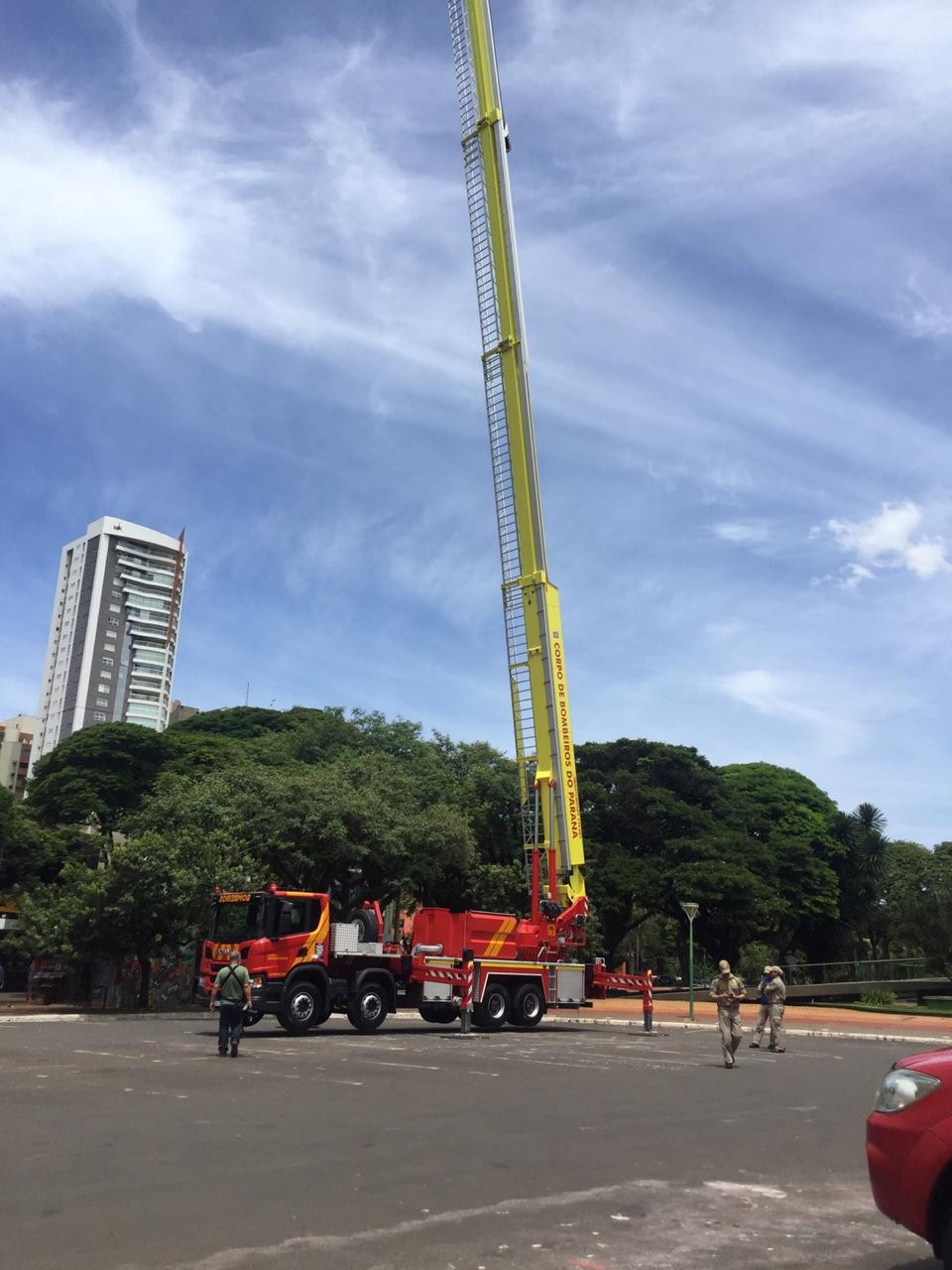 Bombeiros de Maringá recebem veículo do tipo alta plataforma