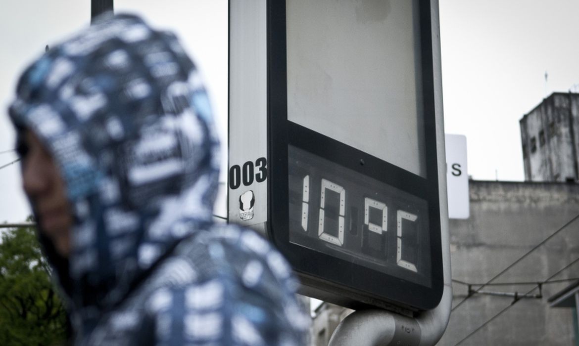 Nova massa de ar polar se aproxima e deve derrubar as temperaturas ao longo do mês