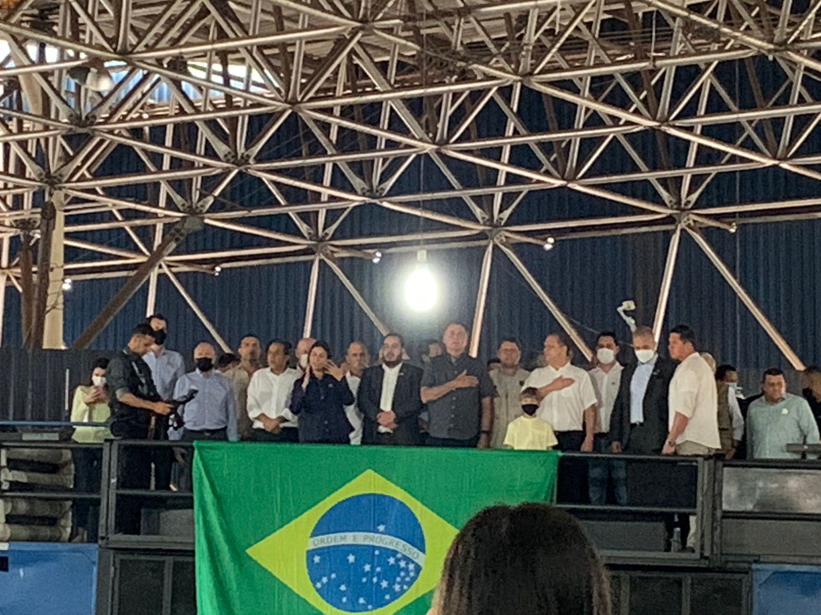 Em discurso rápido, Jair Bolsonaro fala para público em Maringá