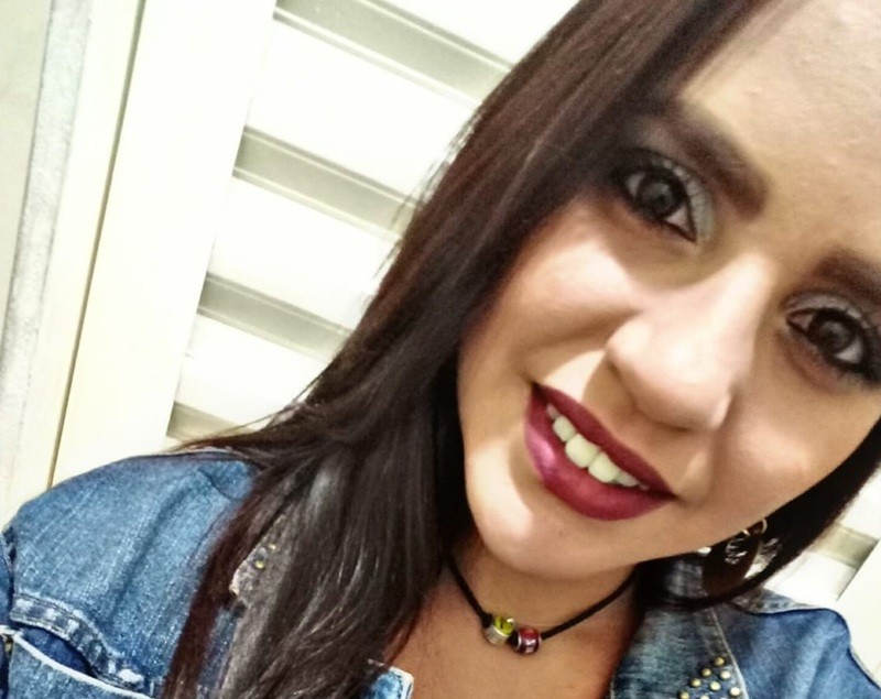 Mulher é morta a tiros no quintal de casa