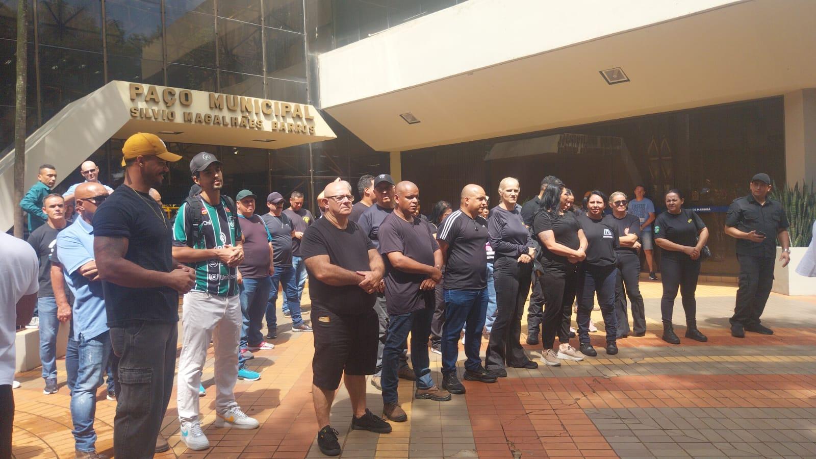 Vigilantes que atuavam em escolas e Cmeis se manifestam em Maringá